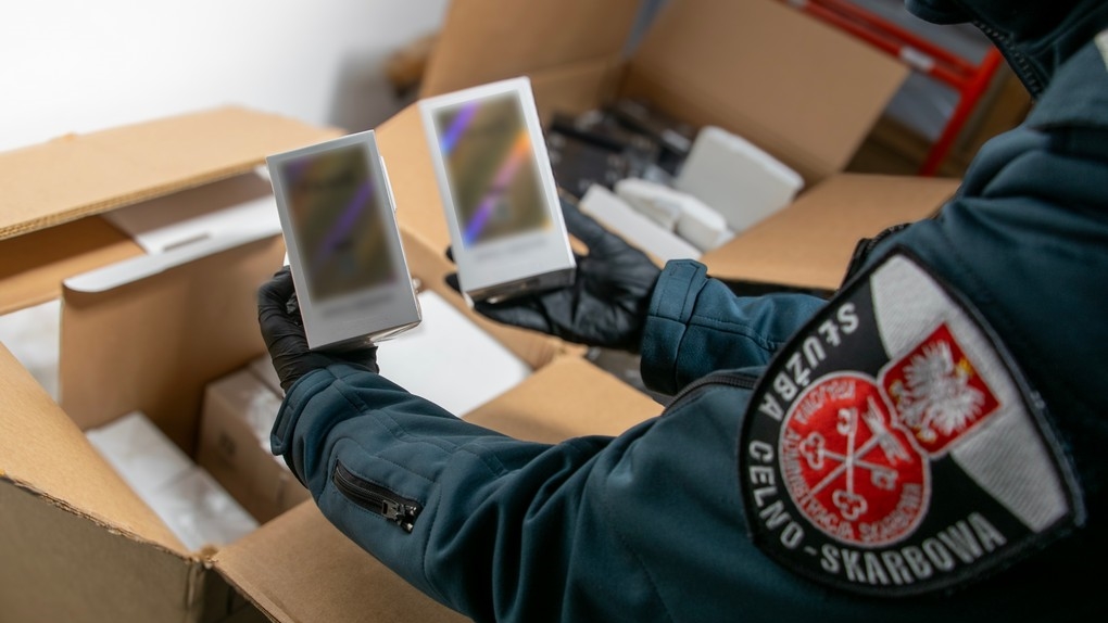 Ogromny magazyn podróbek rozbity przez KAS [zdjęcia, wideo]