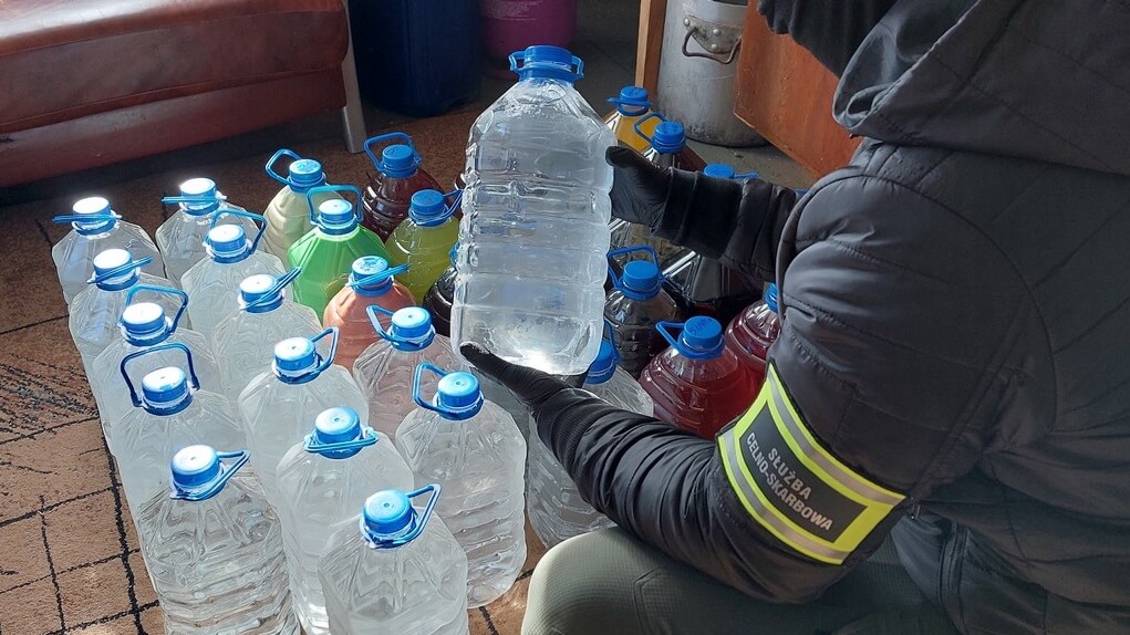 Bimber i 42-latek w rękach funkcjonariuszy skarbówki