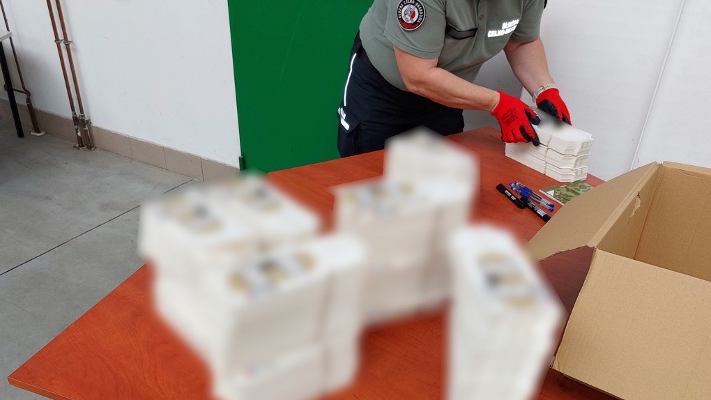 Celnicy znaleźli materiały do produkcji nielegalnych papierosów