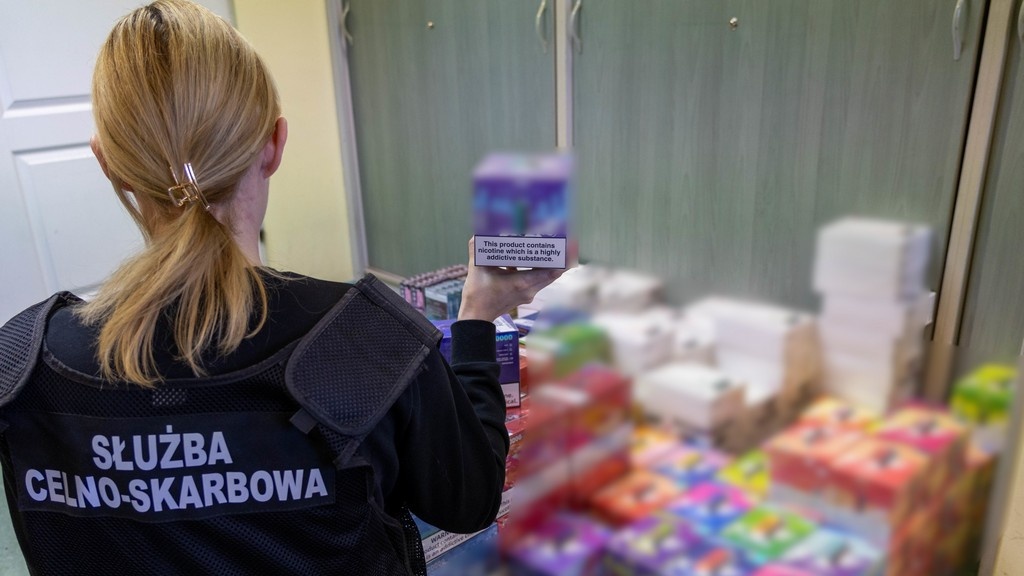 Nielegalne e-papierosy w paczkach kurierskich. Przechwycili je funkcjonariusze KAS