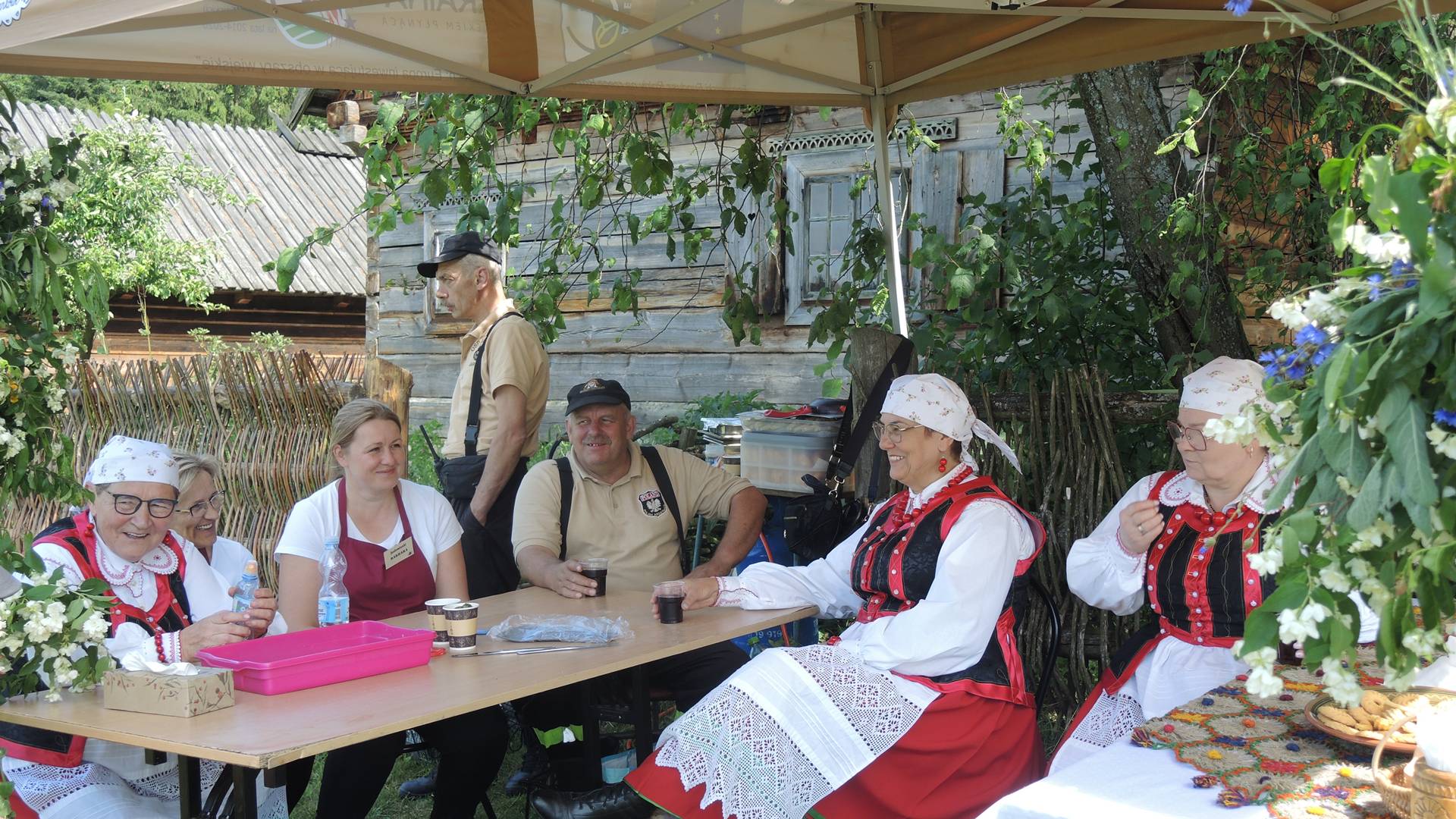 Tegoroczna edycja "Festiwalu na Wzgórzu nad Rzeką" z muralami i kurpiowską tradycją [zdjęcia]