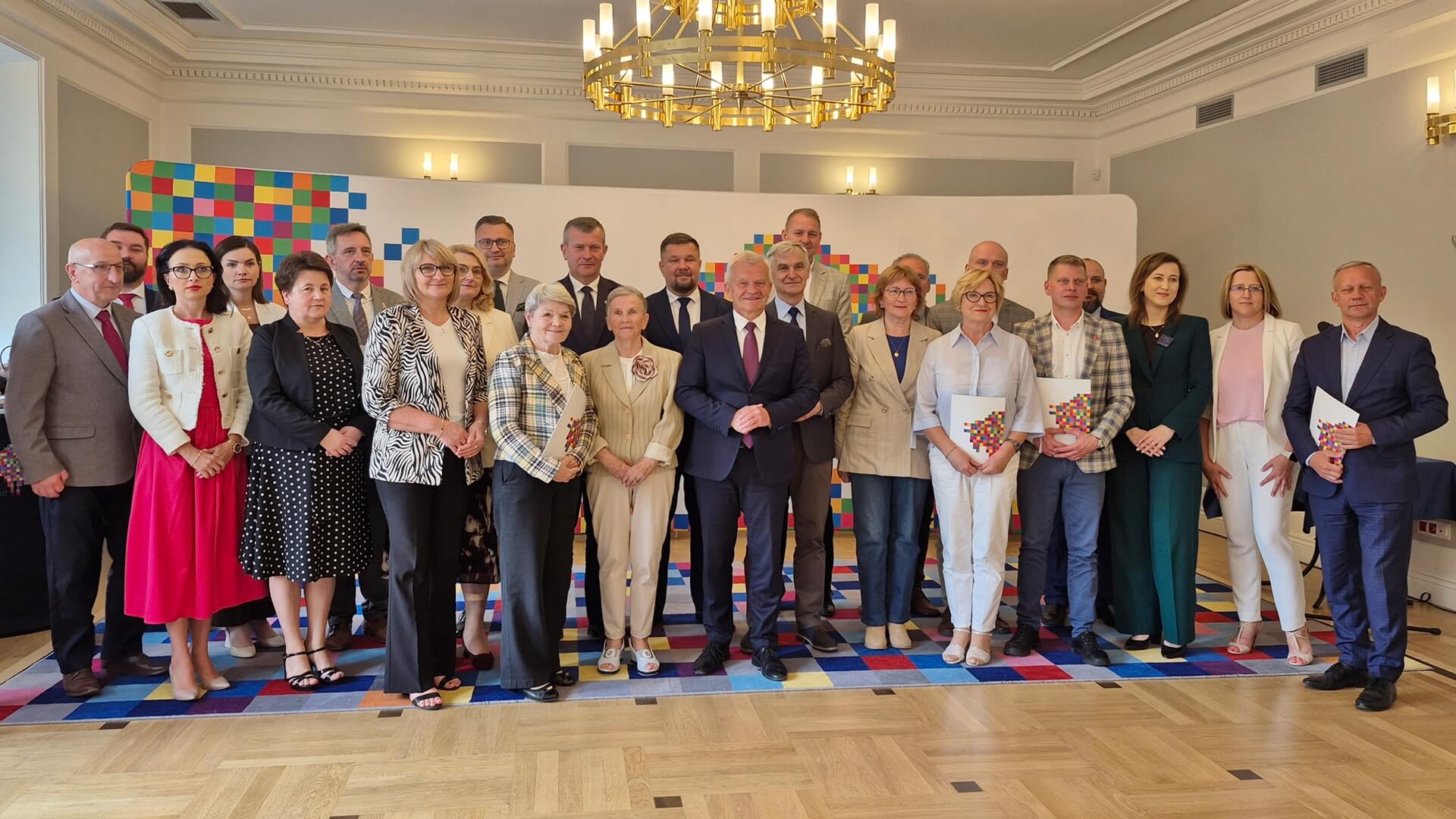 Seniorzy dostali wsparcie. Będą wycieczki, warsztaty i kampanie