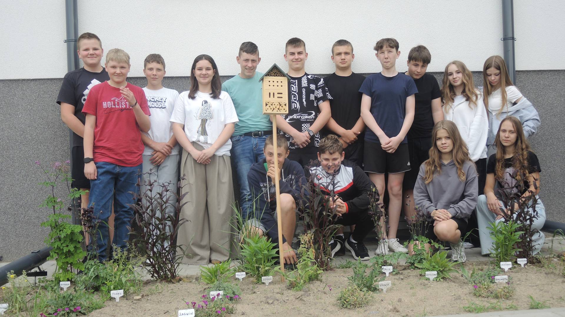 Mini ogródek powstał przy szkole w Nowogrodzie. W planach - "zielona" klasa