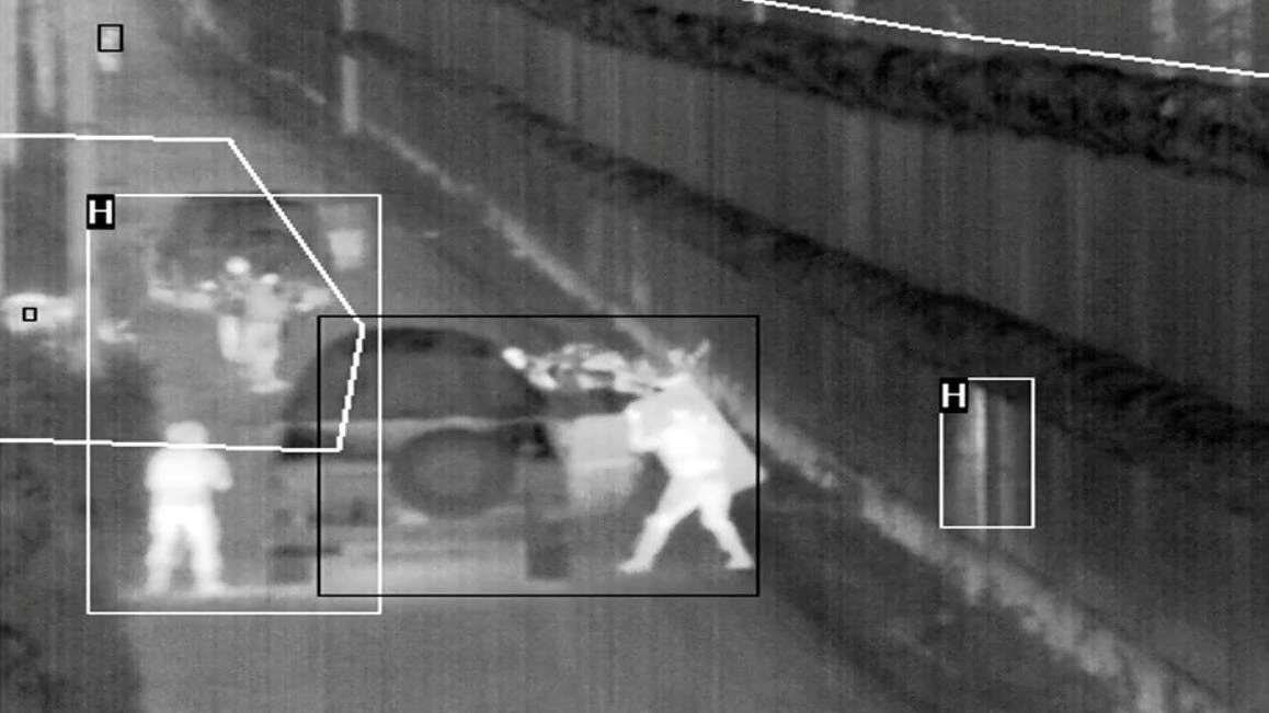 Przecięli barierę, atakowali strażników, część nadal poszukiwana - migranci na granicy