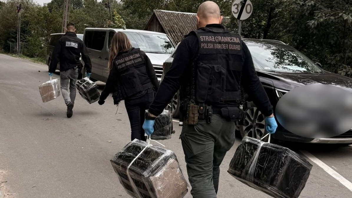 Podniebny przemyt - siedem pakunków z papierosami i dron