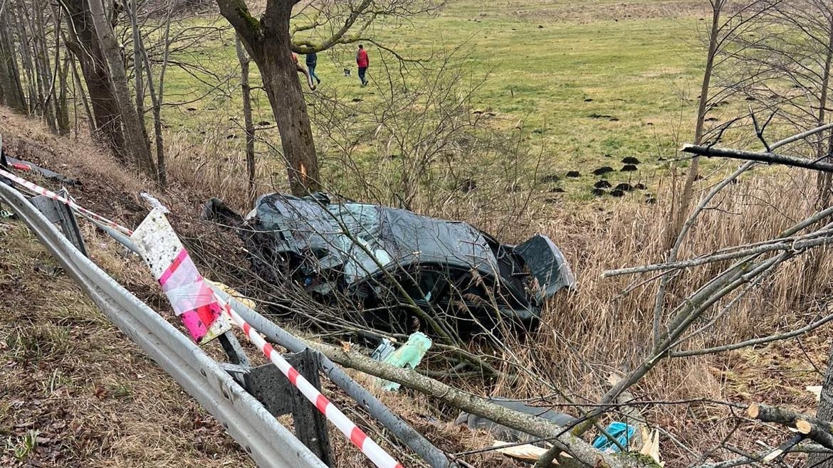 Pościg w Sejnach za pijanym kierowcą. Zatrzymała go barierka i drzewo