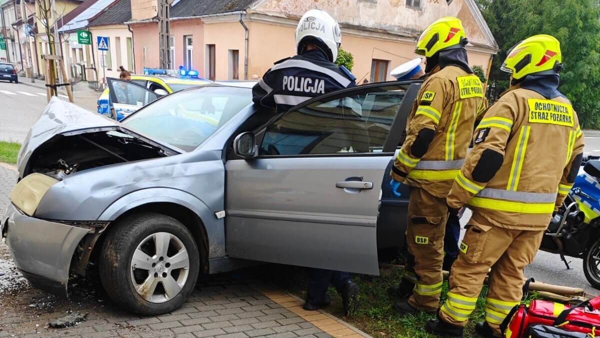 Wypadek w Szczuczynie - opel uderzył w budynek Urzędu Miasta
