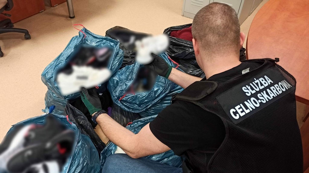 Podrobioną odzież i obuwie sprzedawała kobieta na targowisku w Szczuczynie