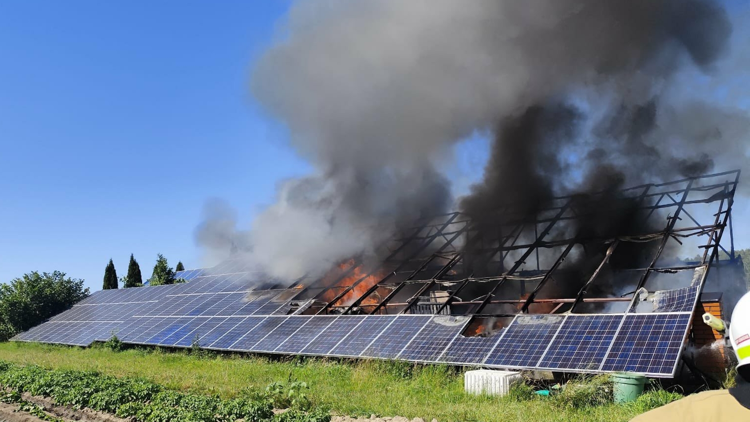 Strażacy walczyli z ogniem koło Juchnowca Kościelnego. Spłonęły panele fotowoltaiczne i auta