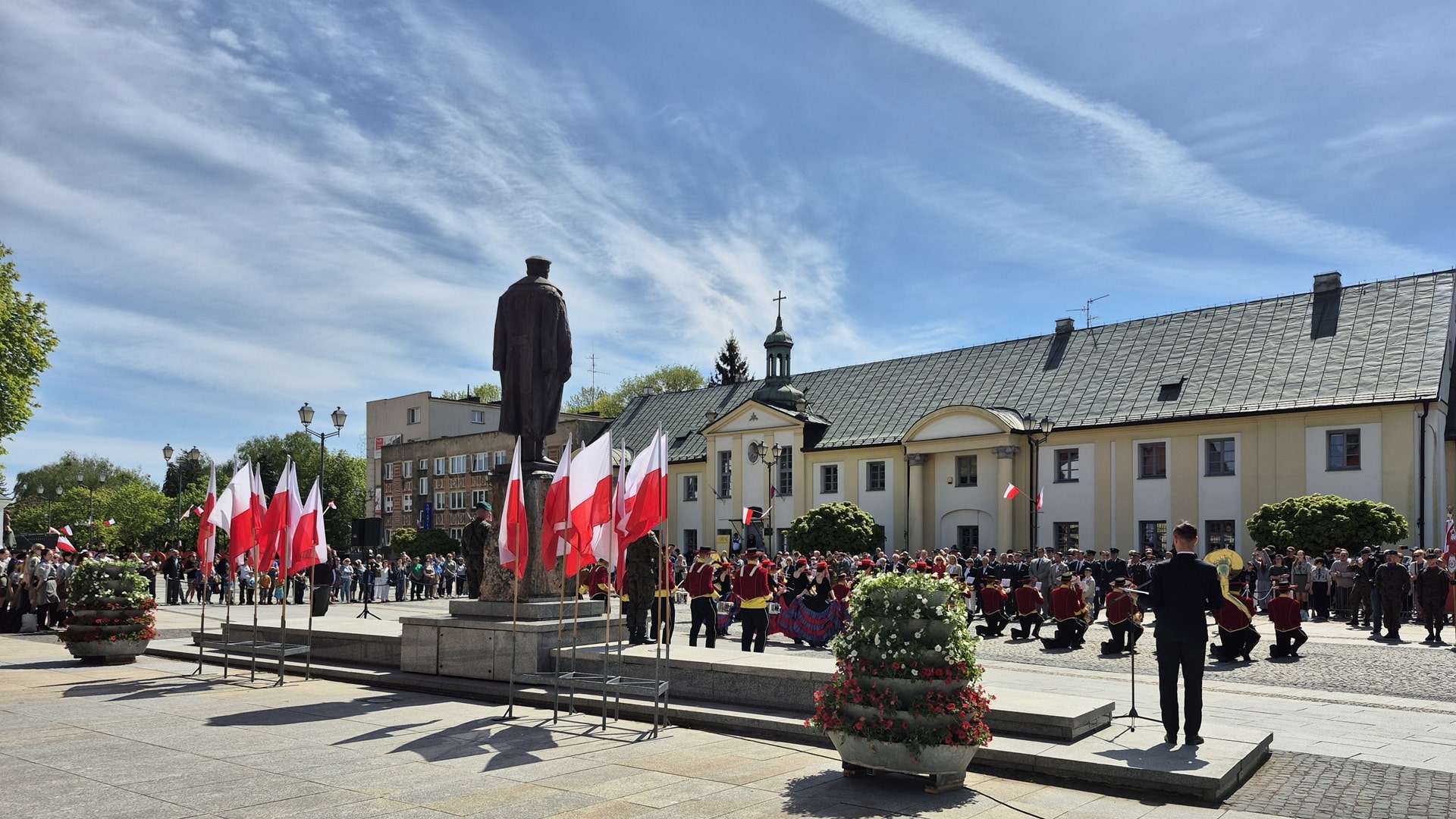 Dzień Flagi Rzeczpospolitej Polskiej. Polacy oddają cześć barwom narodowym