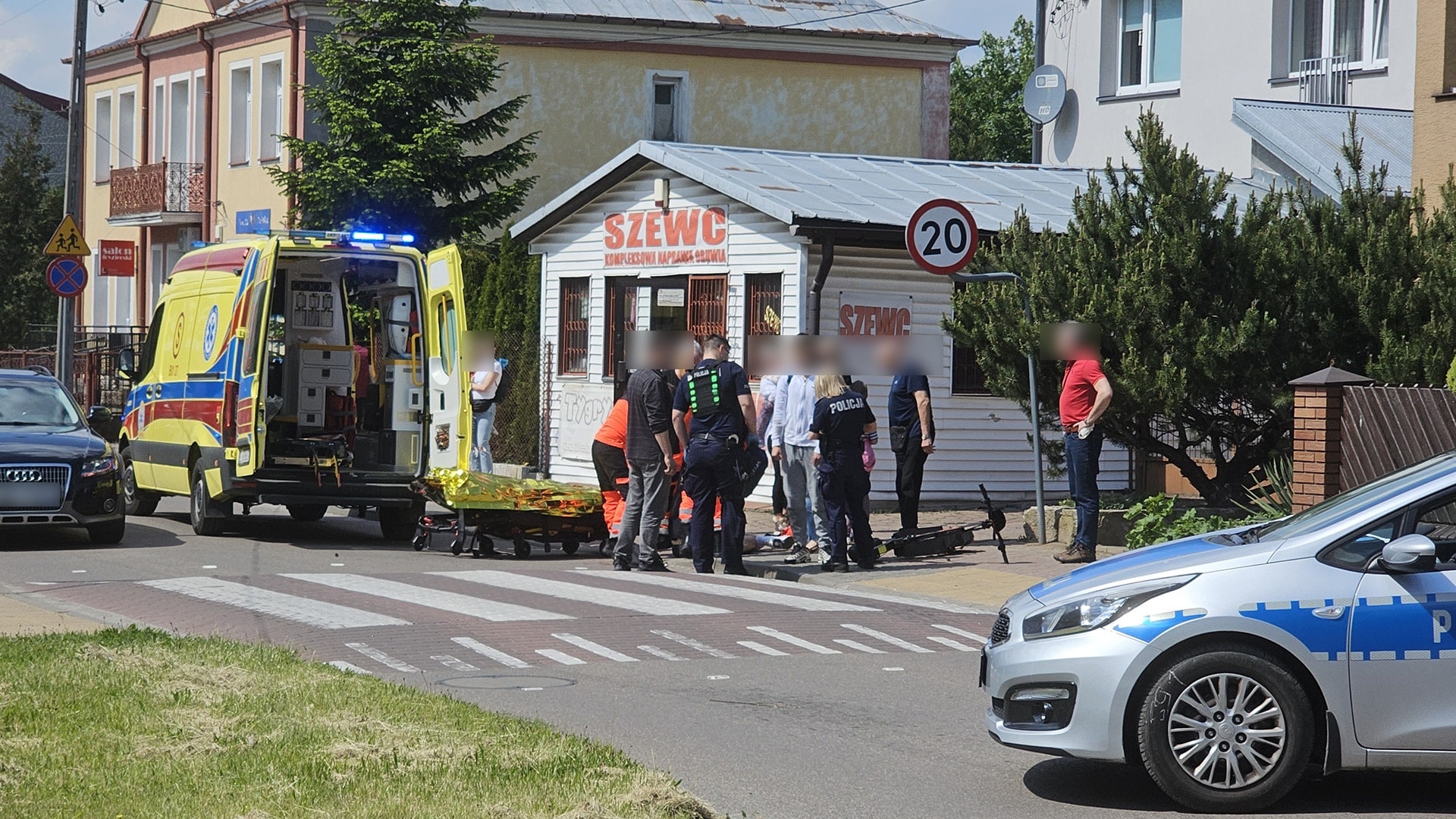 Niebezpieczna jazda bez kasków. Wypadek 15-latków na hulajnodze w Łomży