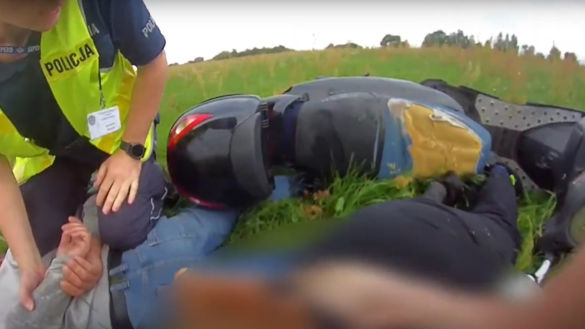 Ucieczka pijanego motorowerzysty przed policją zakończona na łące [wideo]