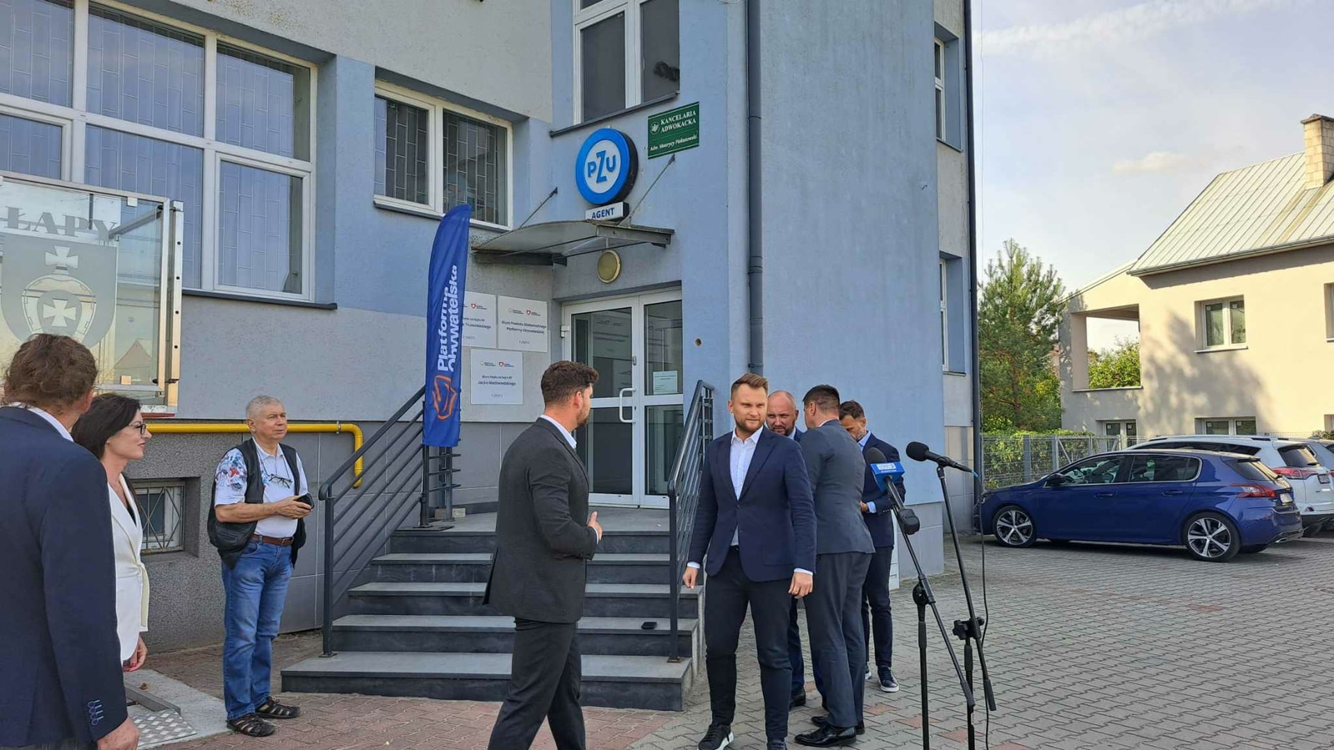 Posłowie KO Krzysztof Truskolaski i Jacek Niedźwiedzki otworzyli w Łapach wspólne biuro poselskie