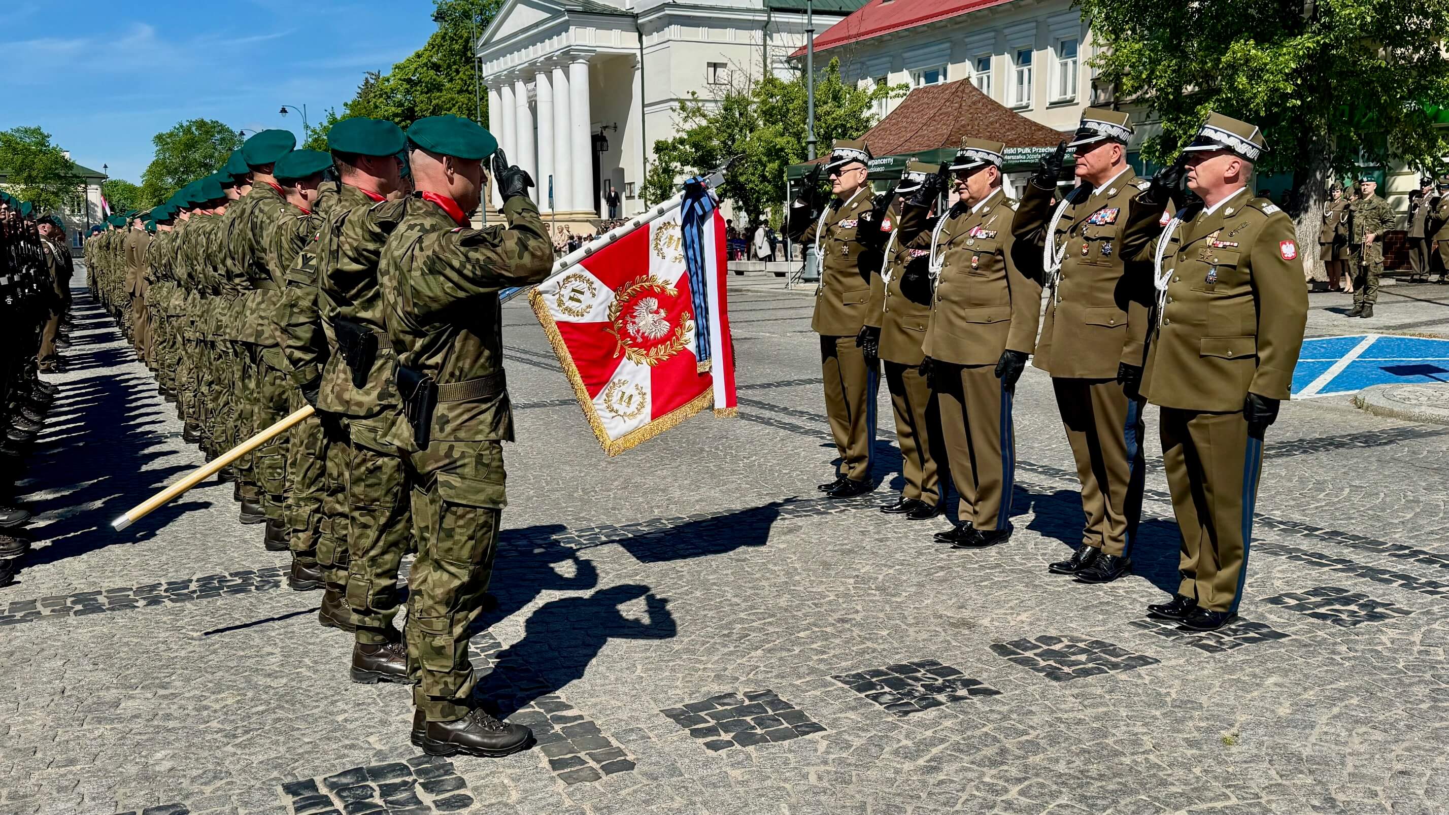 Defilada wojskowa i przejazd Rosomaków, czyli święto 14. Pułku Przeciwpancernego w Suwałkach [zdjęcia]