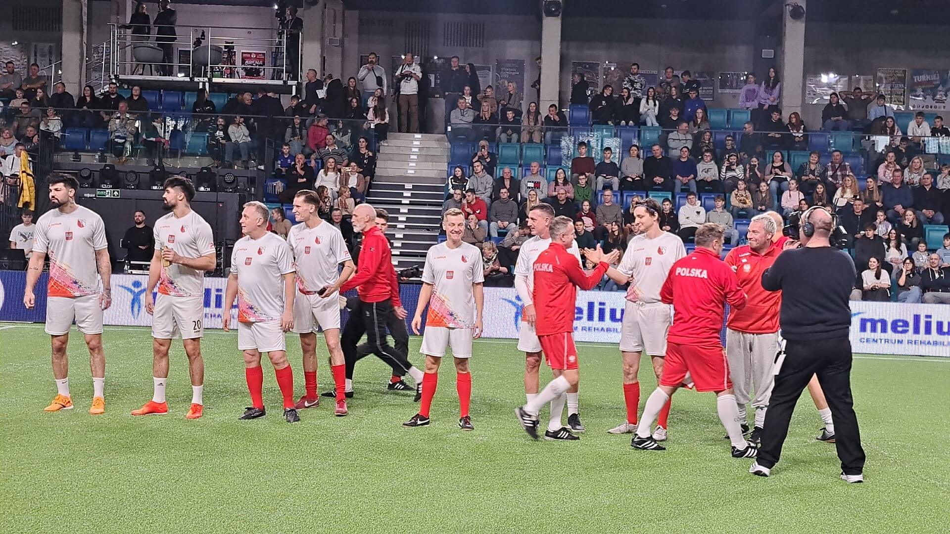 Gwiazdy sportu, ekranu i estrady wzięły udział w Mikołajkowym Turnieju Piłki Nożnej im. Tomka Godlewskiego w Suwałkach