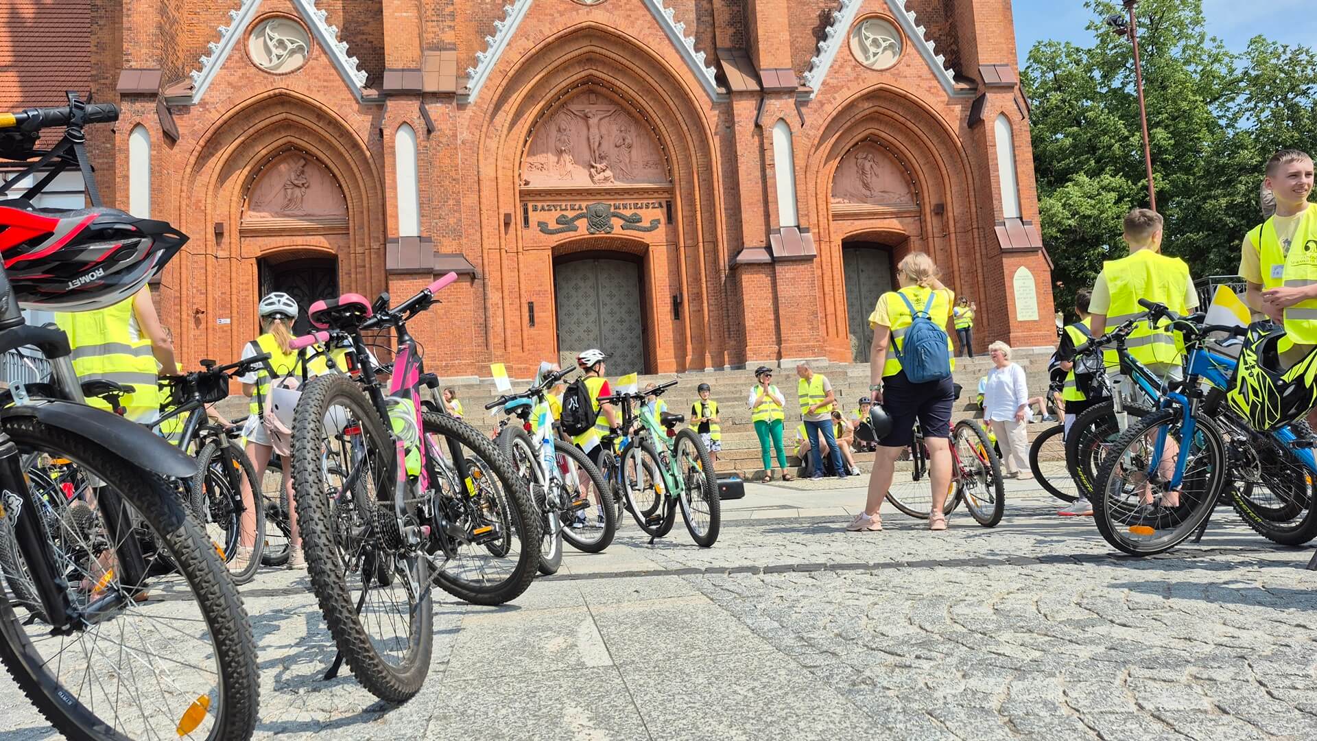 Była Barka, kremówki i rajd rowerowy. Uczniowie upamiętnili rocznicę wizyty Jana Pawła II w Białymstoku