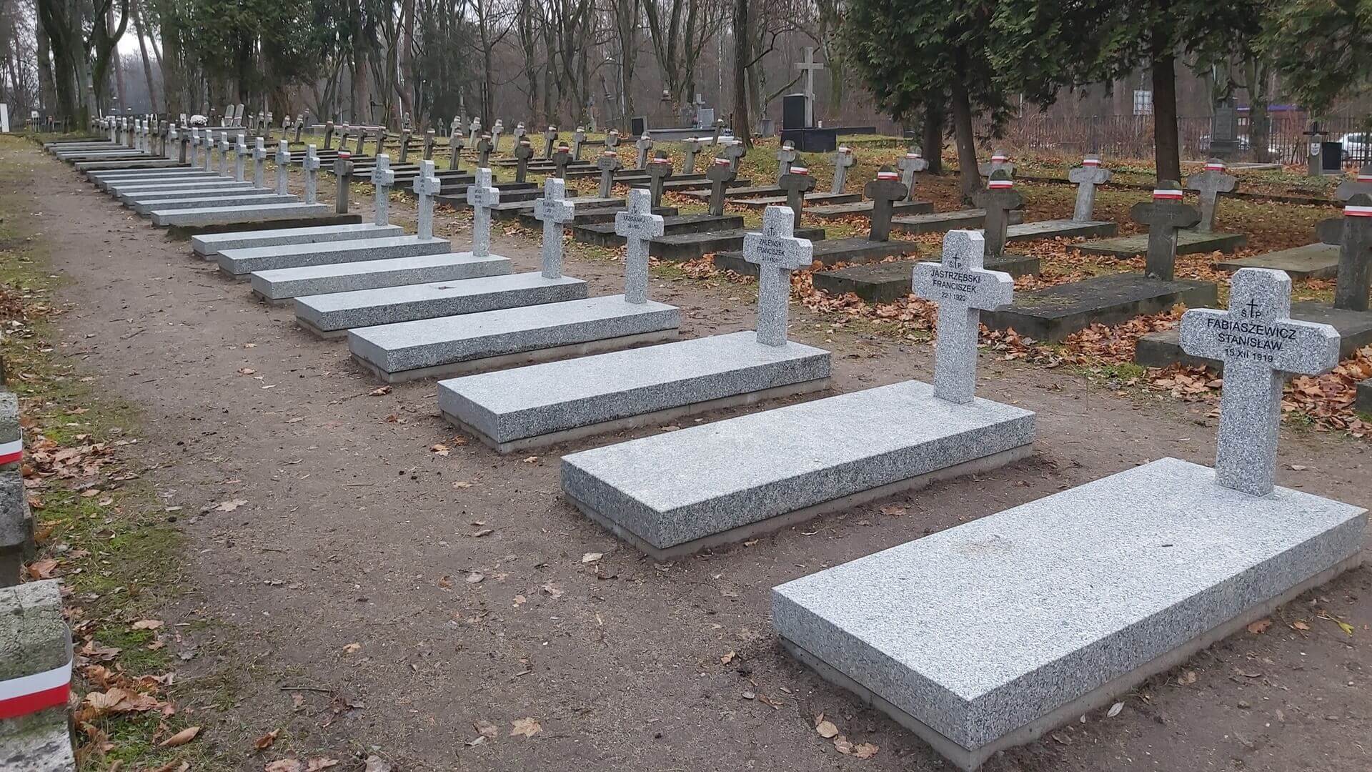 Wymiana nagrobków na cmentarzu wojskowym w Białymstoku dobiegła końca