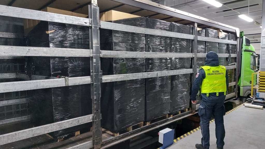 Zamiast węgla drzewnego - papierosy. Kontrabanda o wartości 4 mln zł w litewskiej ciężarówce