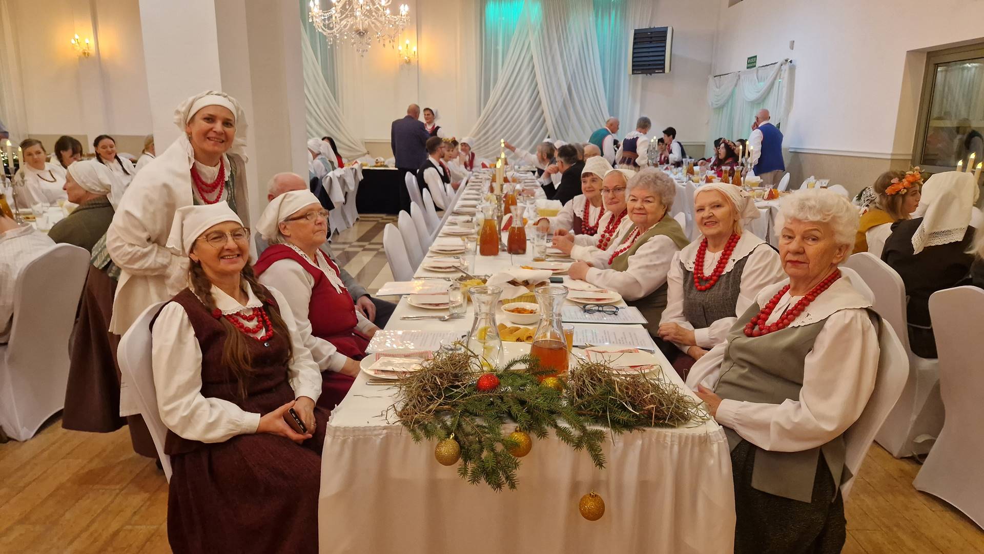 Zespoły ludowe z powiatu suwalskiego zasiadły do wspólnej wigilii chłopskiej