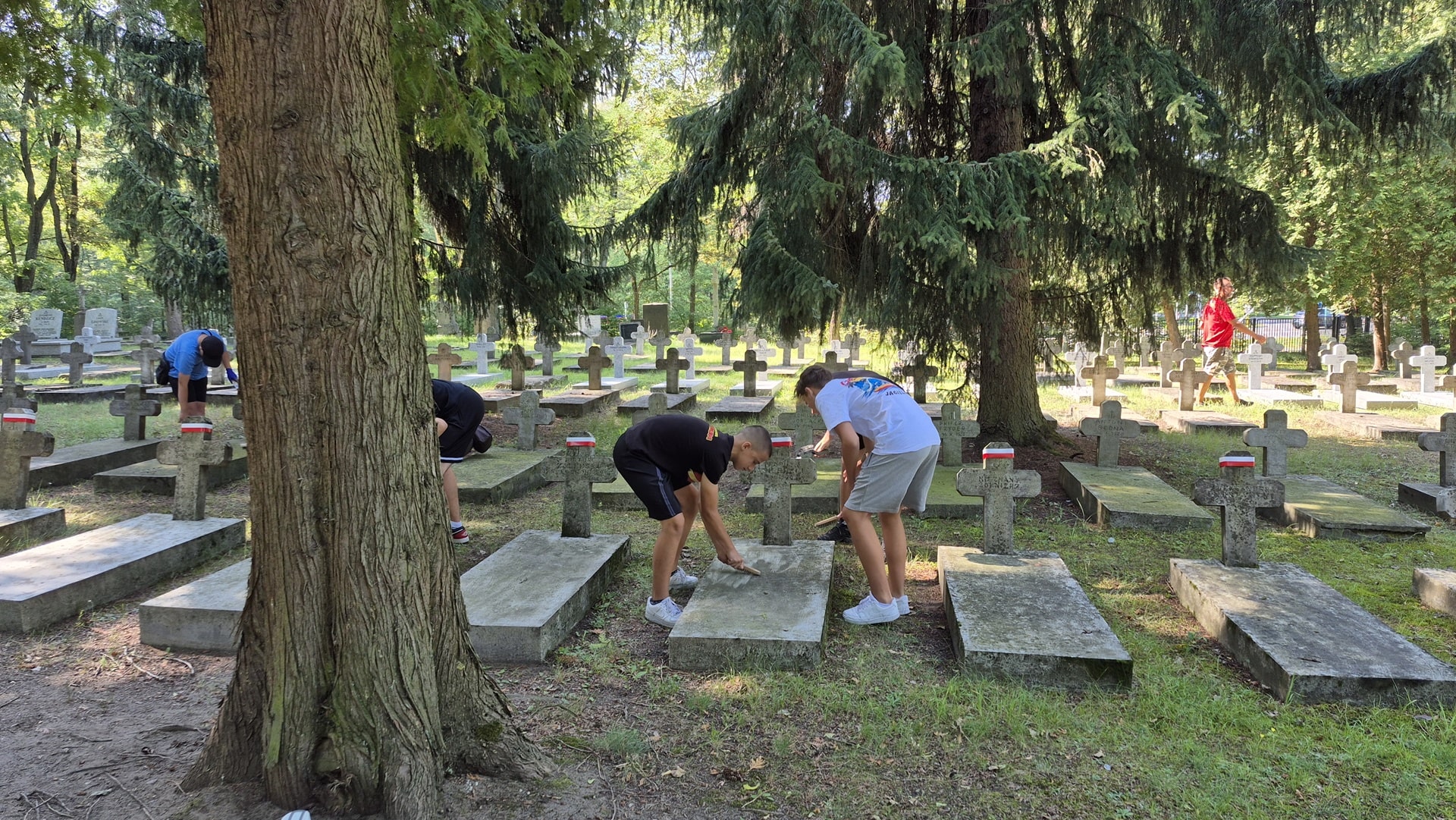Żeby groby poległych żołnierzy wyglądały godnie - sprzątanie na cmentarzu przy 11 Listopada