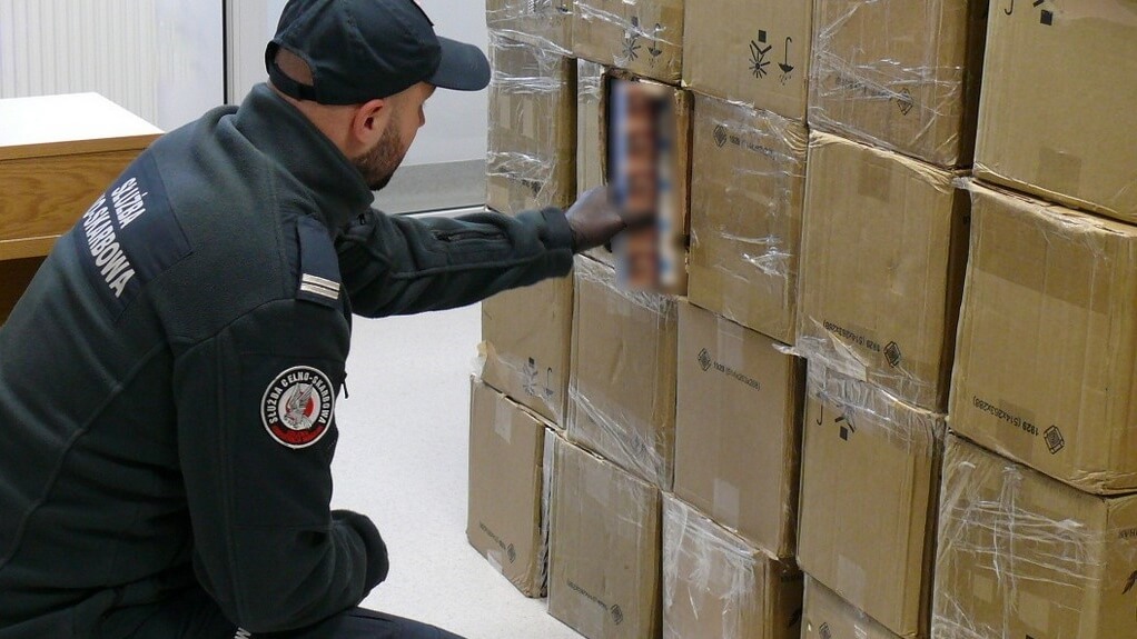 Kolejna próba przemytu - papierosy ukryte w wagonach z nawozem