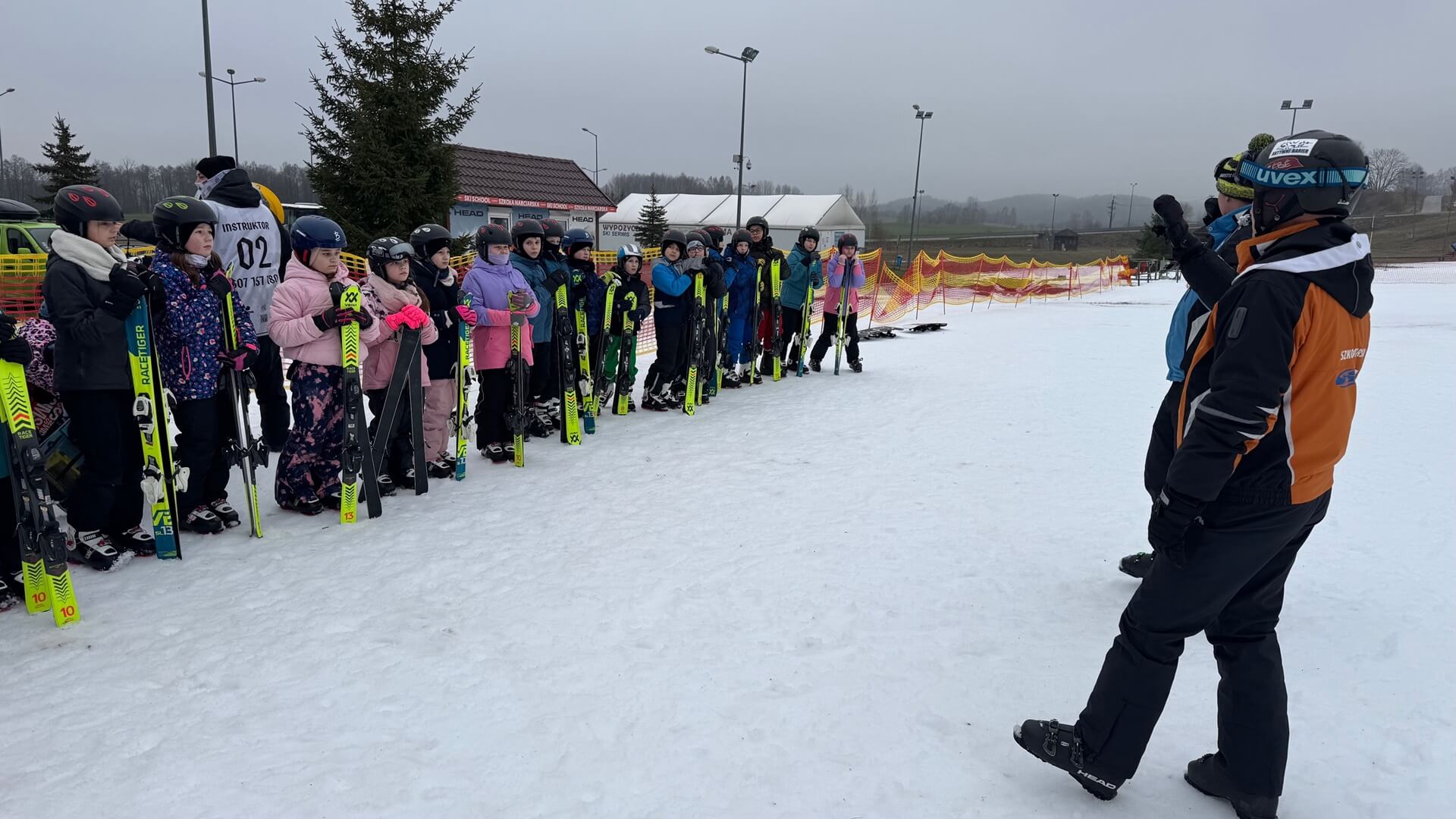 W ramach programu "Szelment z klasą” dzieci z Suwalszczyzny w czasie lekcji uczą się jeździć na nartach i snowboardzie