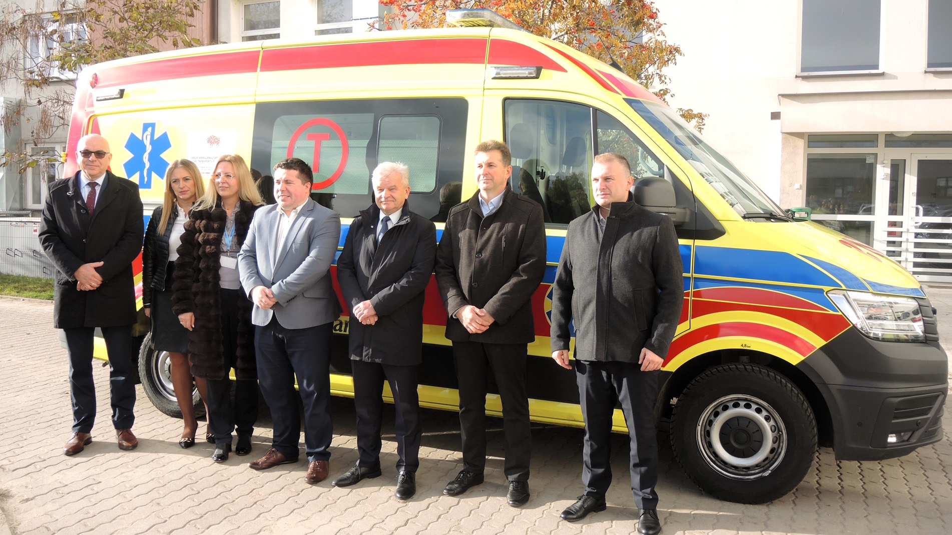 Samorządy się zrzuciły i szpital w Łomży ma nowy ambulans