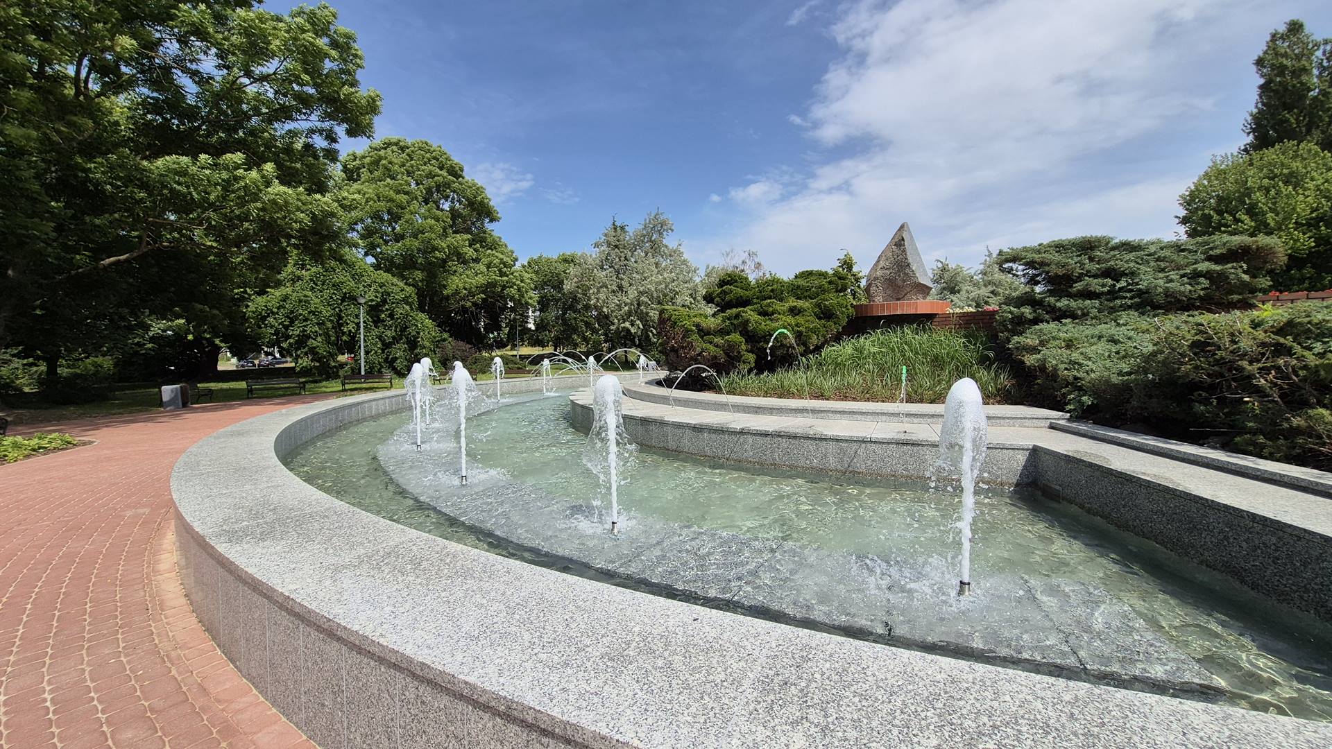 Białystok: Nowa multimedialna fontanna w parku Jadwigi Dziekońskiej już działa