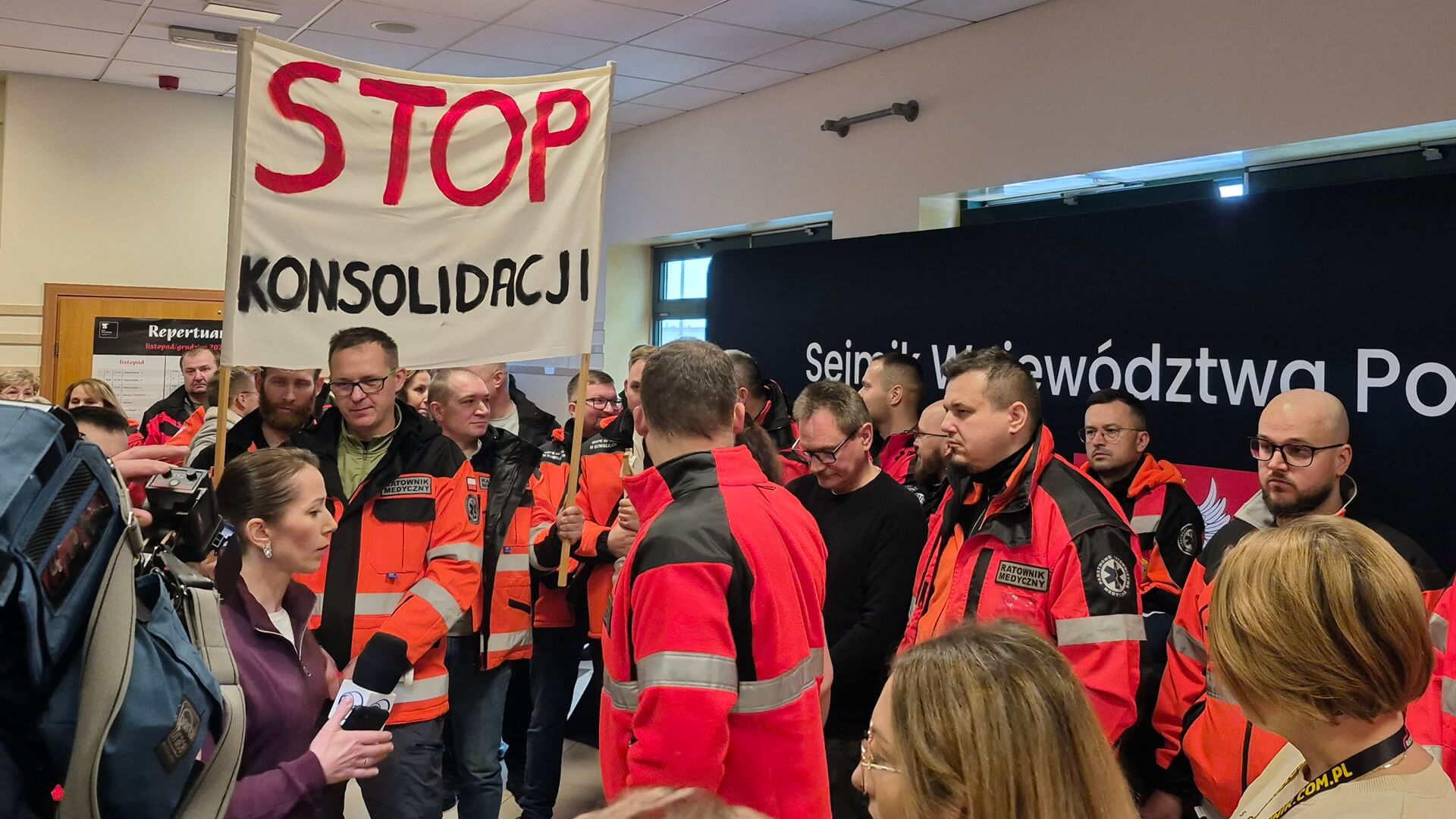 Nie będzie konsolidacji stacji pogotowia ze szpitalami. Skuteczny protest ratowników medycznych [zdjęcia]