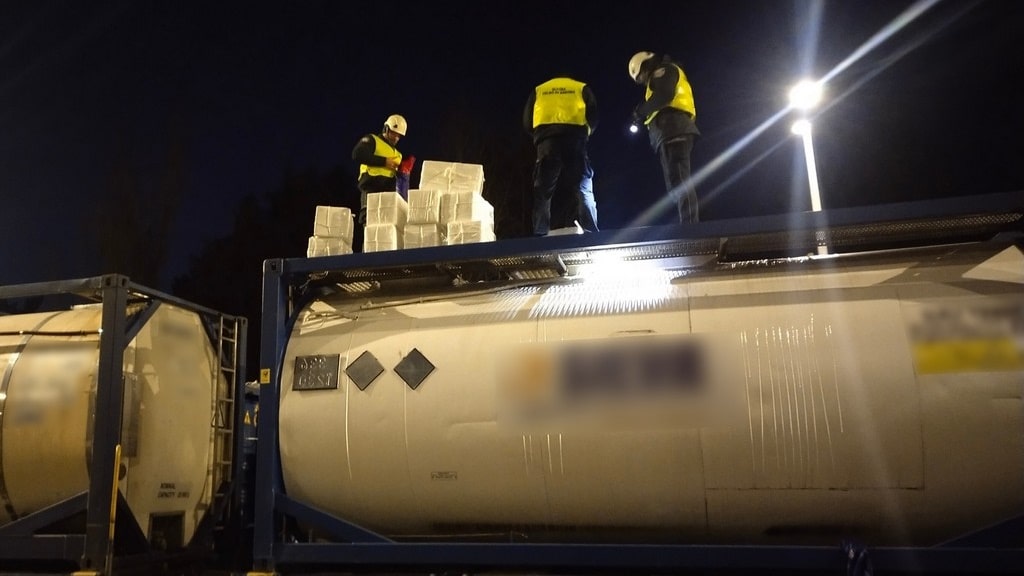 Papierosy zamiast żywicy. Funkcjonariusze KAS wykryli kontrabandę w kolejowej cysternie