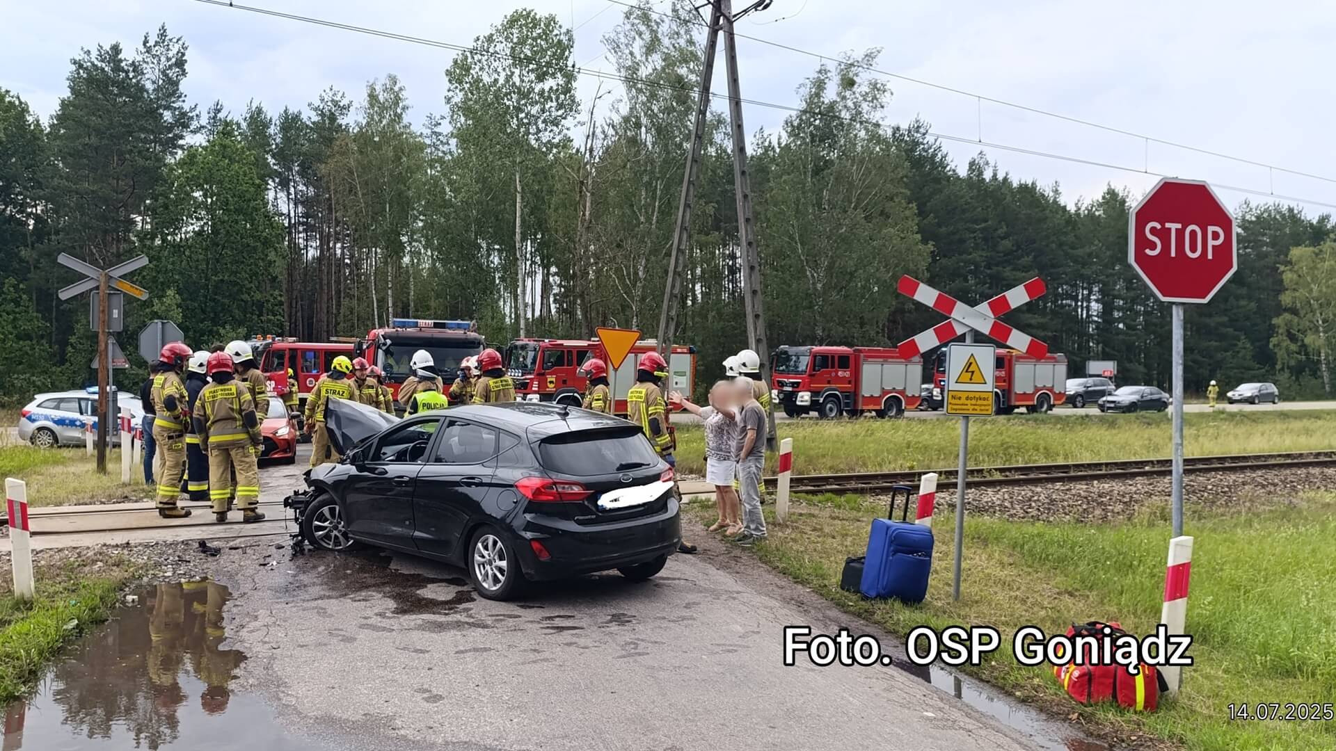 Wypadek na przejeździe kolejowym. Kierujący oplem wjechał pod pociąg
