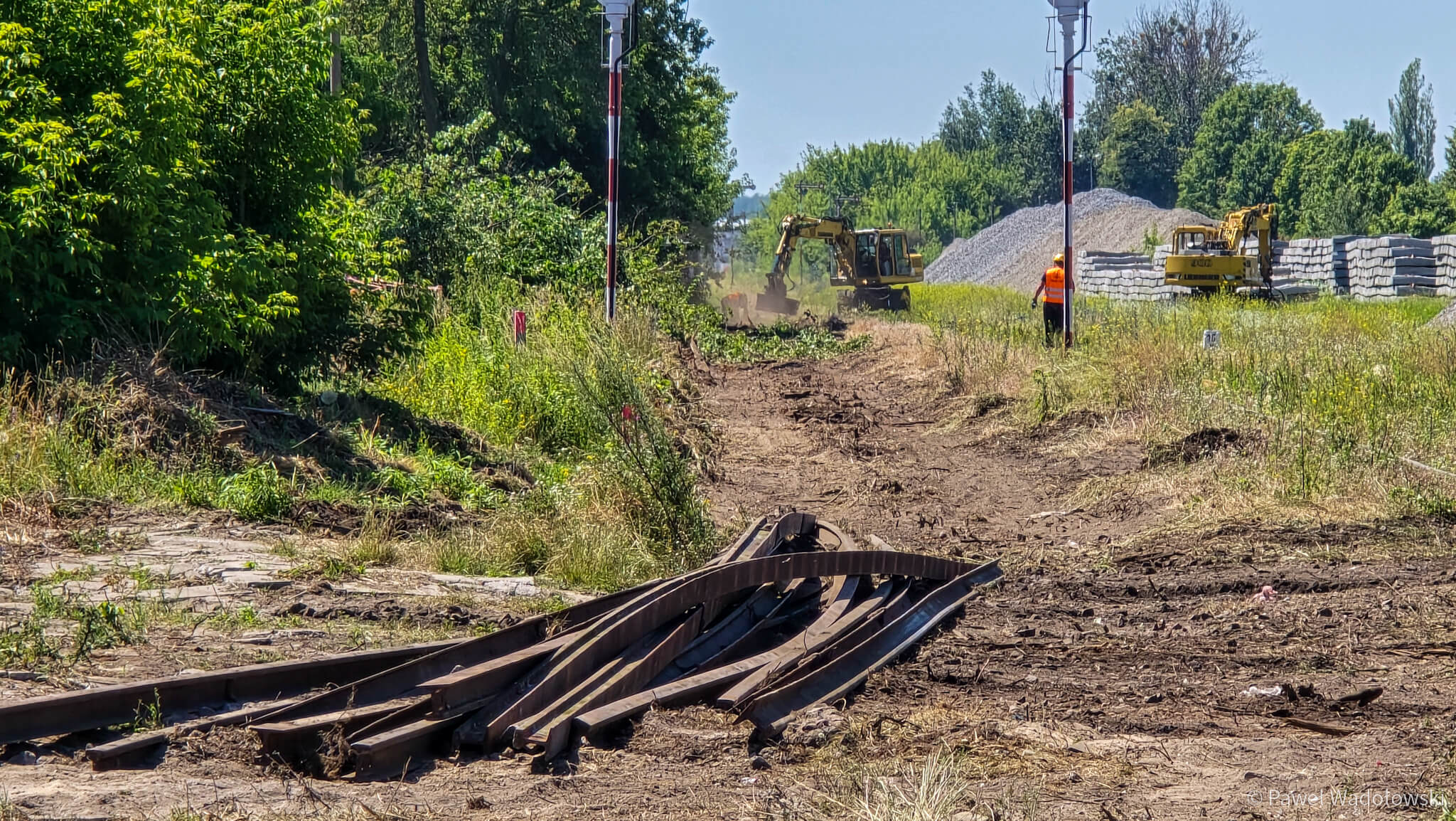 Łomża odzyskuje kolej. Stare torowisko znika, budowa nowej linii nabiera tempa