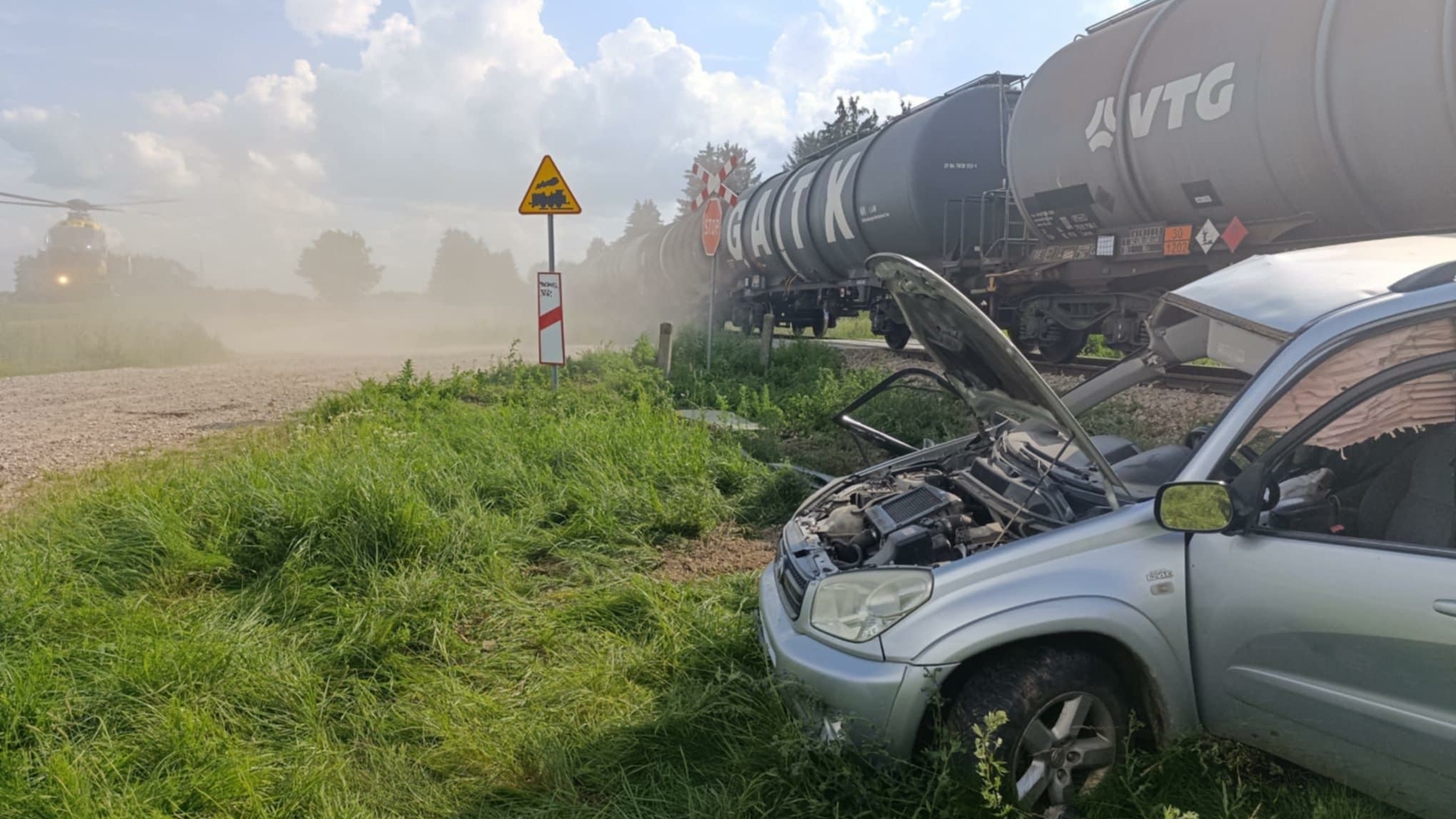 Wypadek na niestrzeżonym przejeździe kolejowym. 19-latek w szpitalu [zdjęcia, wideo]