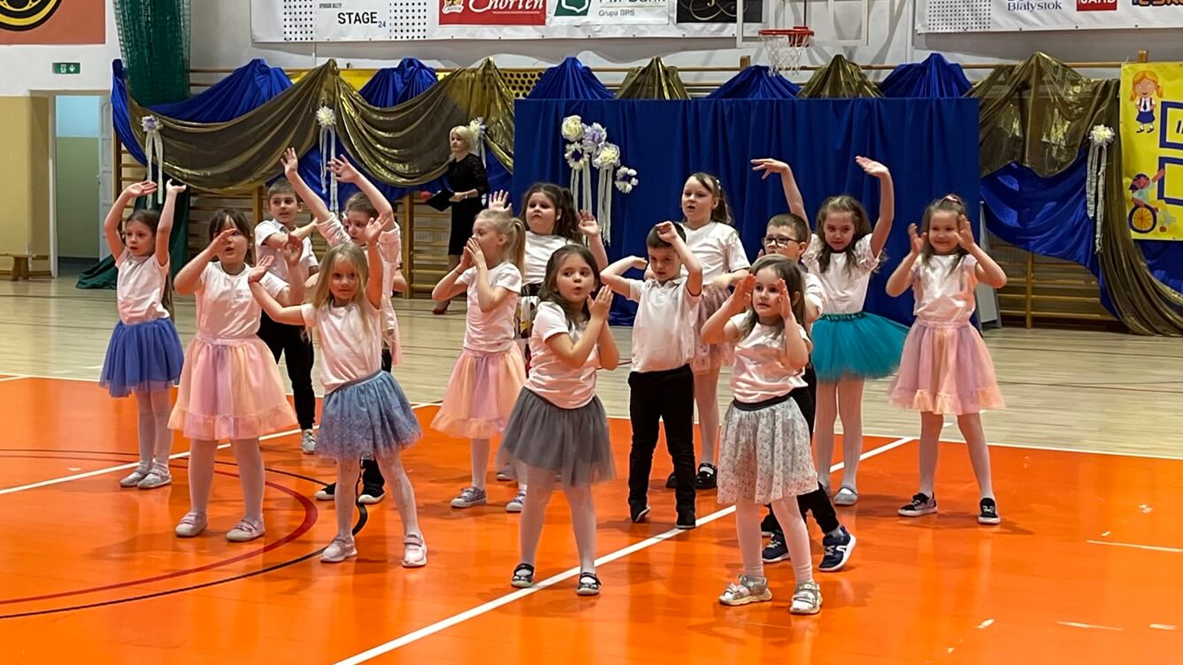 Terapia przez muzykę - dzieci wspólnie tańczyły i śpiewały