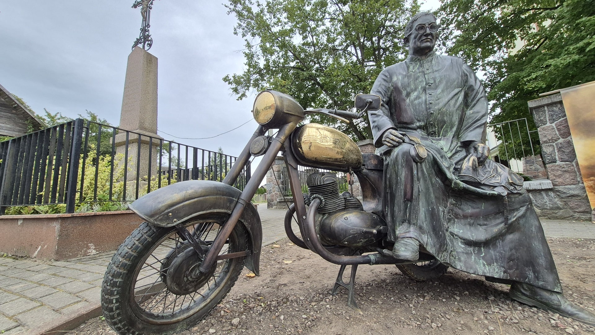 Budowniczy kościoła w Wasilkowie, ksiądz Wacław Rabczyński upamiętniony na motocyklu