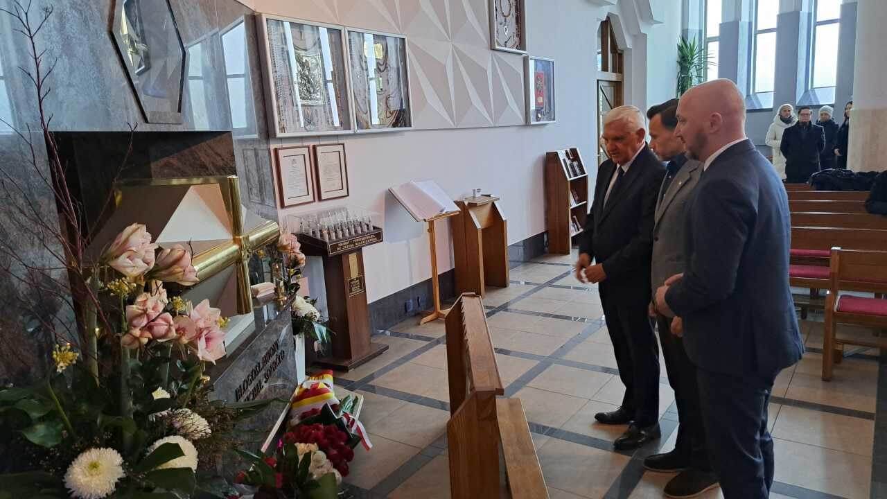 Kwiaty przy grobie bł. ks. Michała Sopoćki w 50. rocznicę śmierci