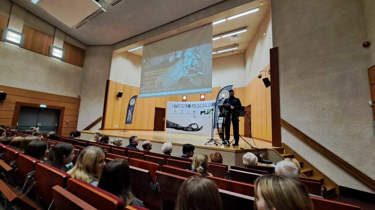 "Konsekwencje prawno-medyczne uzależnień" - konferencja dla uczniów suwalskich szkół