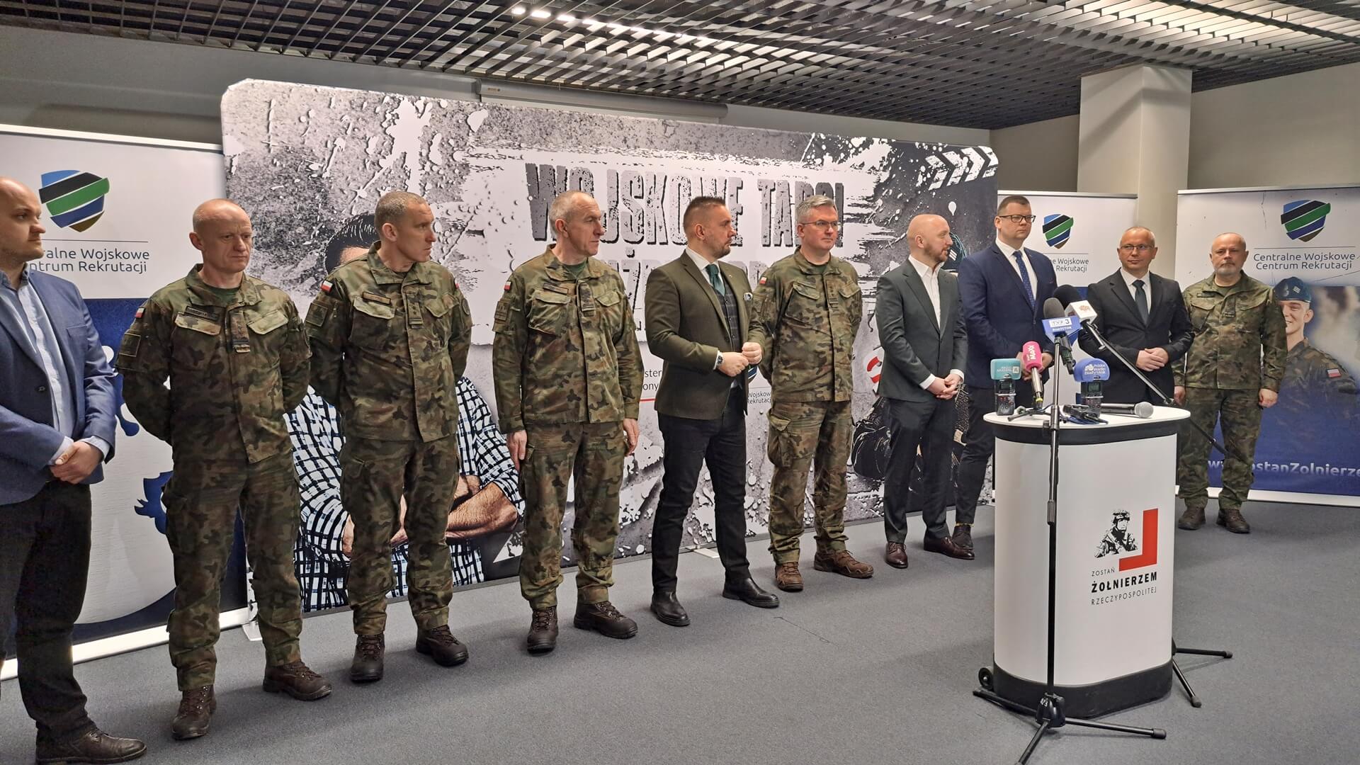 Wojsko kusi ofertą. Targi Służby i Pracy na białostockiej Chorten Arenie