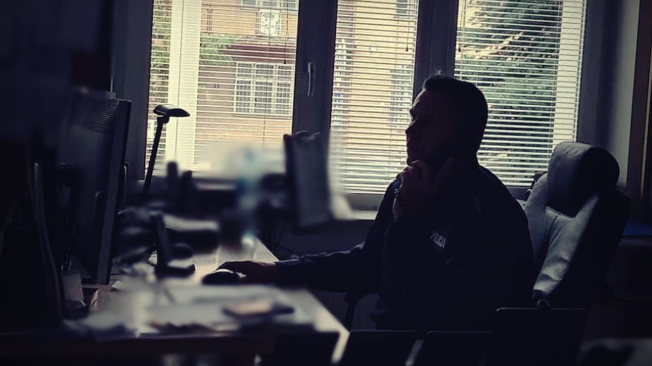 Chłopiec nie chciał, by pijana mama wyszła z domu. O pomoc poprosił policję