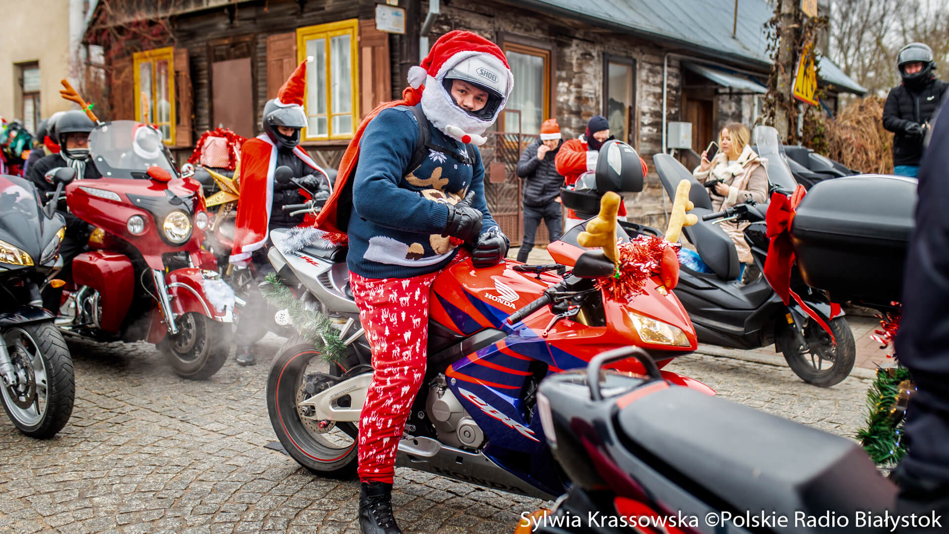 Były prezenty dla dzieci i parada - Motomikołaje przejechali przez centrum Białegostoku [zdjęcia, wideo]