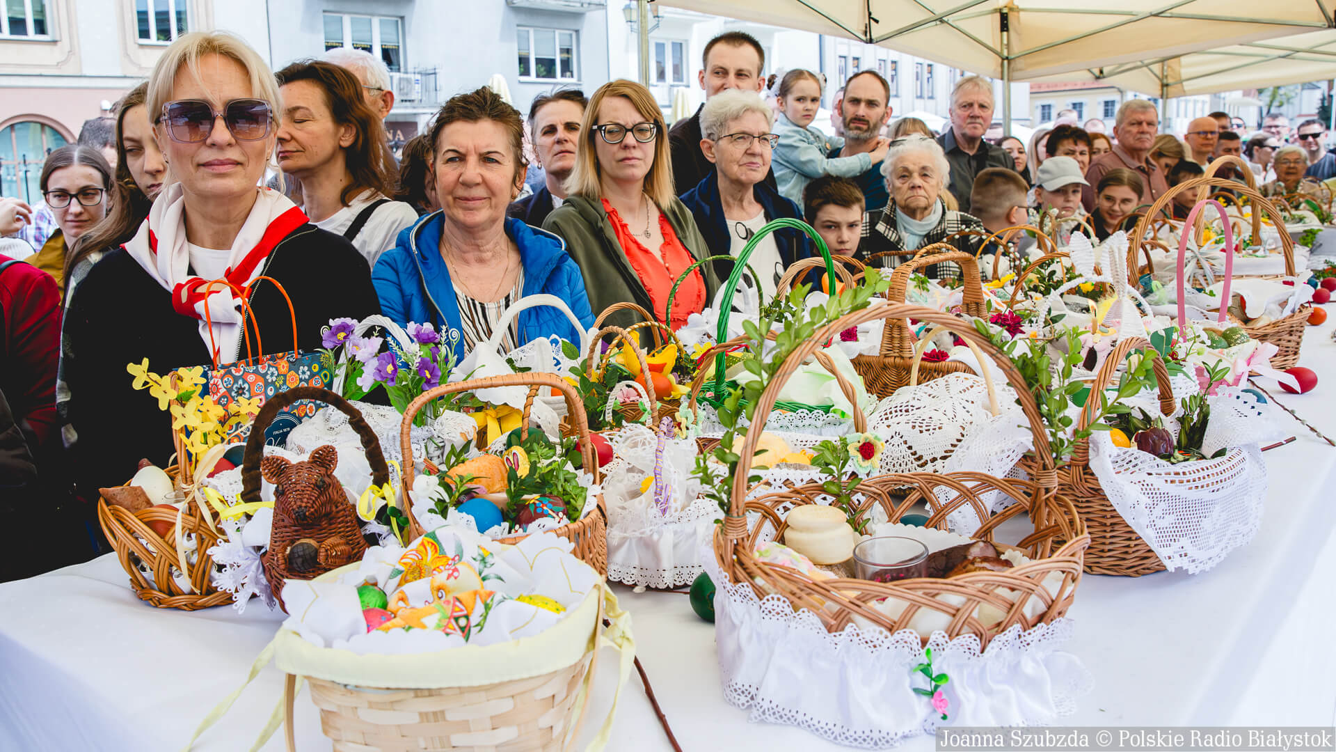 Z wielkanocnymi koszyczkami nie tylko do kościoła. Ekumeniczne święcenie na stadionie i w centrum Białegostoku [zdjęcia]