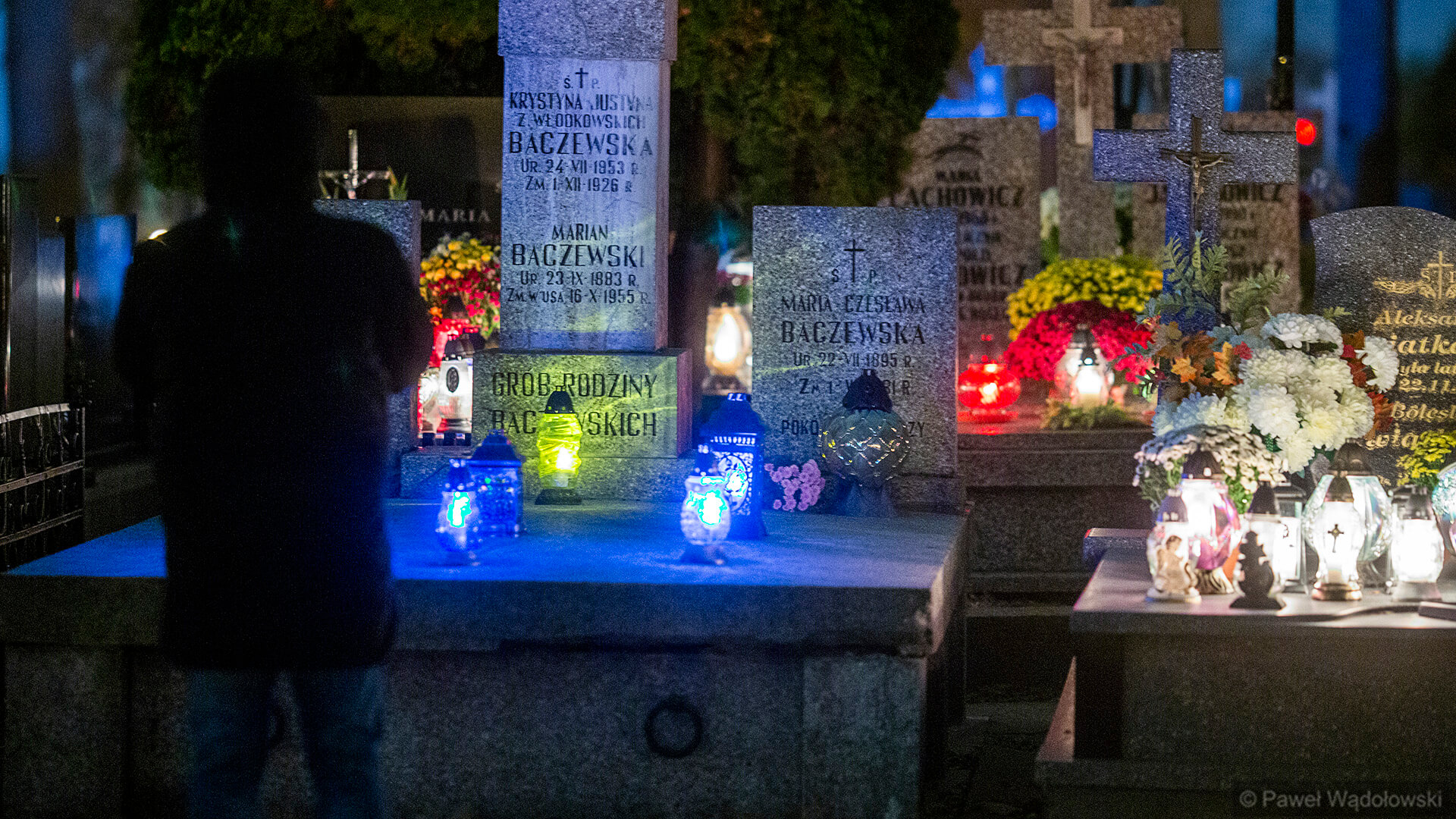 Cmentarze po zmroku. Wyjątkowy klimat Wszystkich Świętych [zdjęcia, wideo]