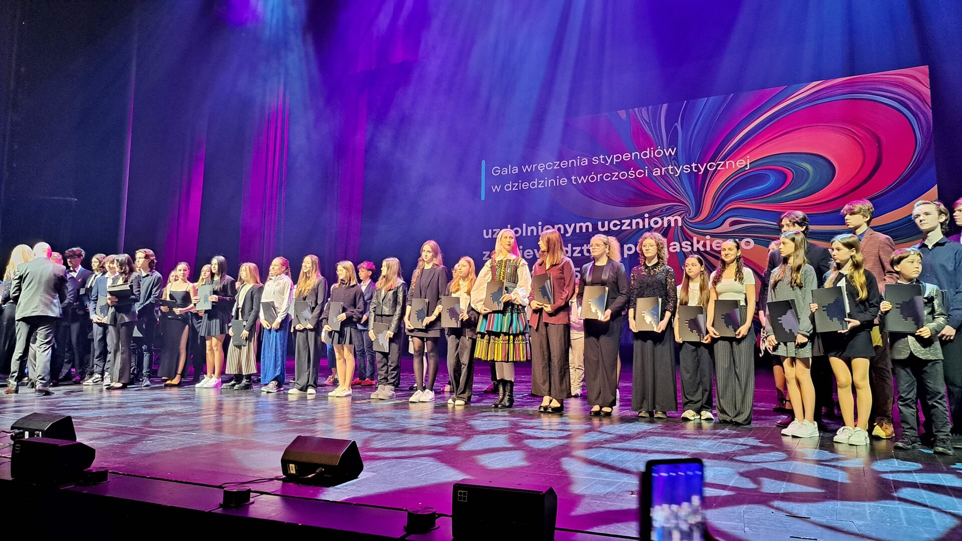 Ponad 500 uczniów podlaskich szkół podstawowych i średnich dostało stypendia marszałka