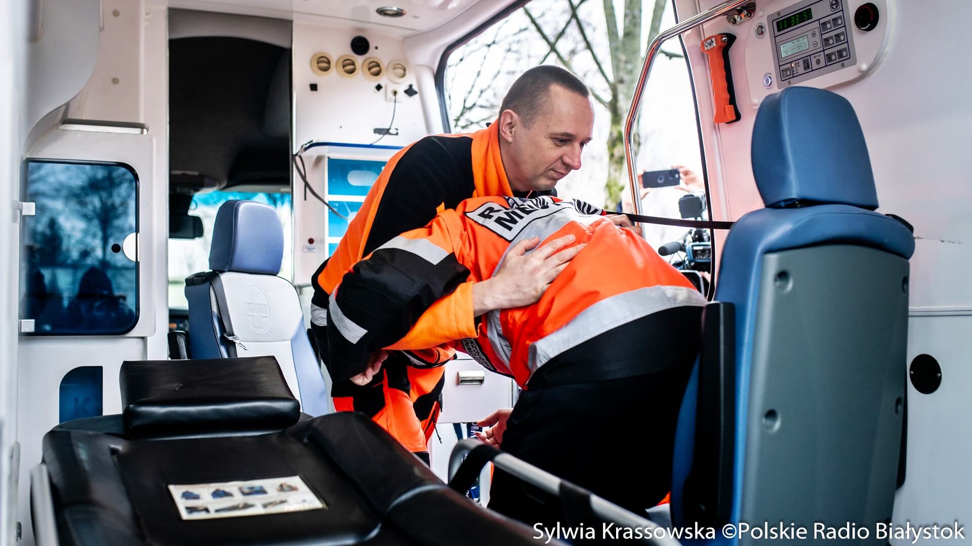 Ratownicy medyczni uczą się, jak radzić sobie z agresywnymi pacjentami [zdjęcia, wideo]