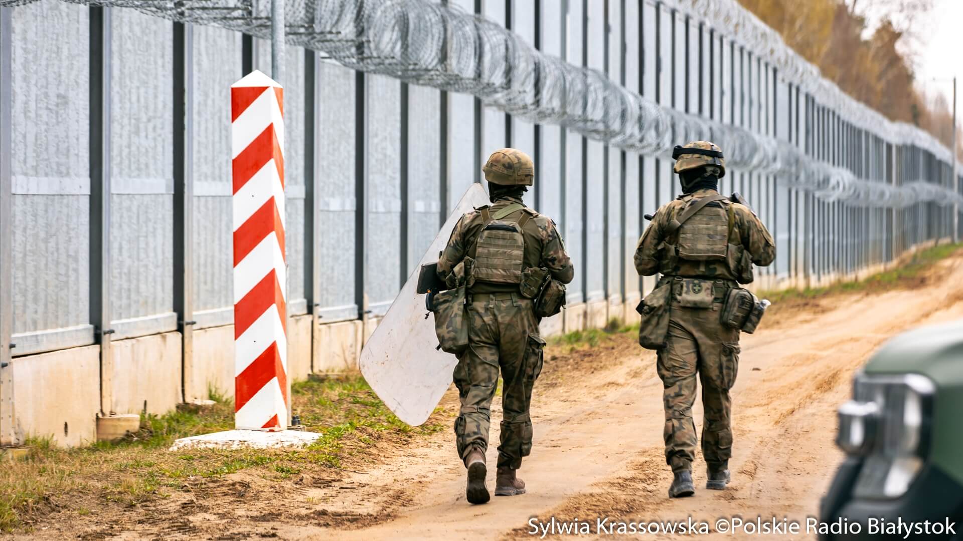 Przecinają zaporę nawet w kilkadziesiąt sekund. Jak migranci forsują granicę? Opowiedzieli nam żołnierze [zdjęcia, wideo]