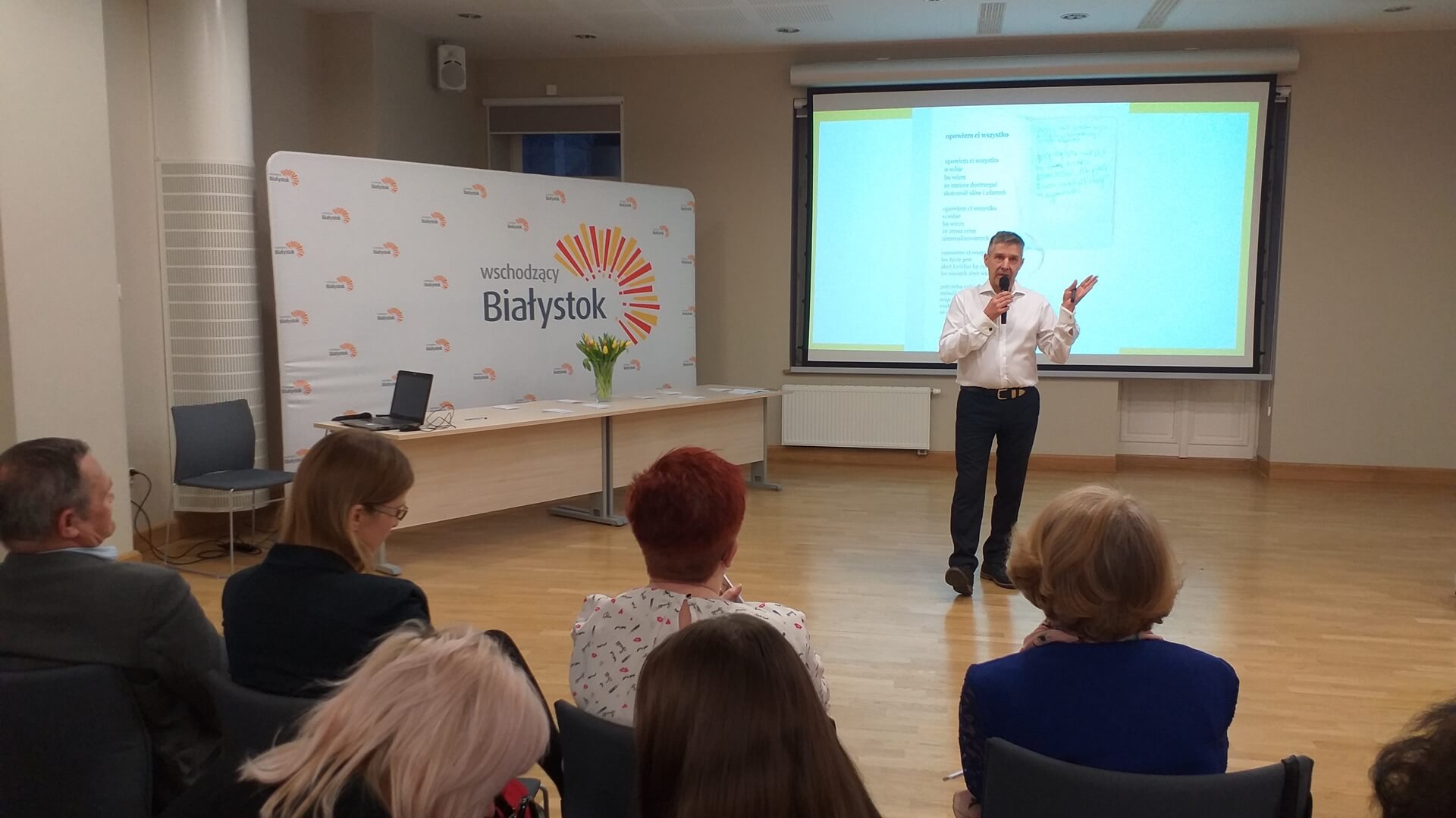 Poeta Adam Siemieńczyk zaprezentował swoje wiersze w Centrum Aktywności Lokalnej w Białymstoku