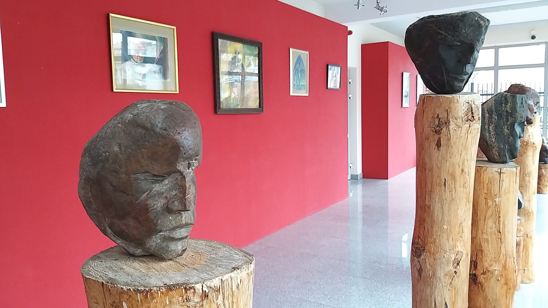 Przez witryny Muzeum Archidiecezjalnego w Białymstoku można oglądać wystawę "W okolicach sacrum"