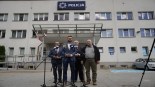 Konferencja prasowa przed Komendą Powiatową Policji w Hajnówce z udziałem Jacka Sasina, 2024.07.29, mat.org.
