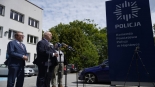 Konferencja prasowa przed Komendą Powiatową Policji w Hajnówce z udziałem Jacka Sasina, 2024.07.29, mat.org.