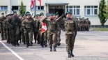 Przekazanie flagi z budynku Sejmu żołnierzom 18. Białostockiego Pułku Rozpoznawczego, 16.07.2024, fot. Joanna Szubzda